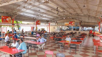 2 restaurantes, café da manhã, local e internacional