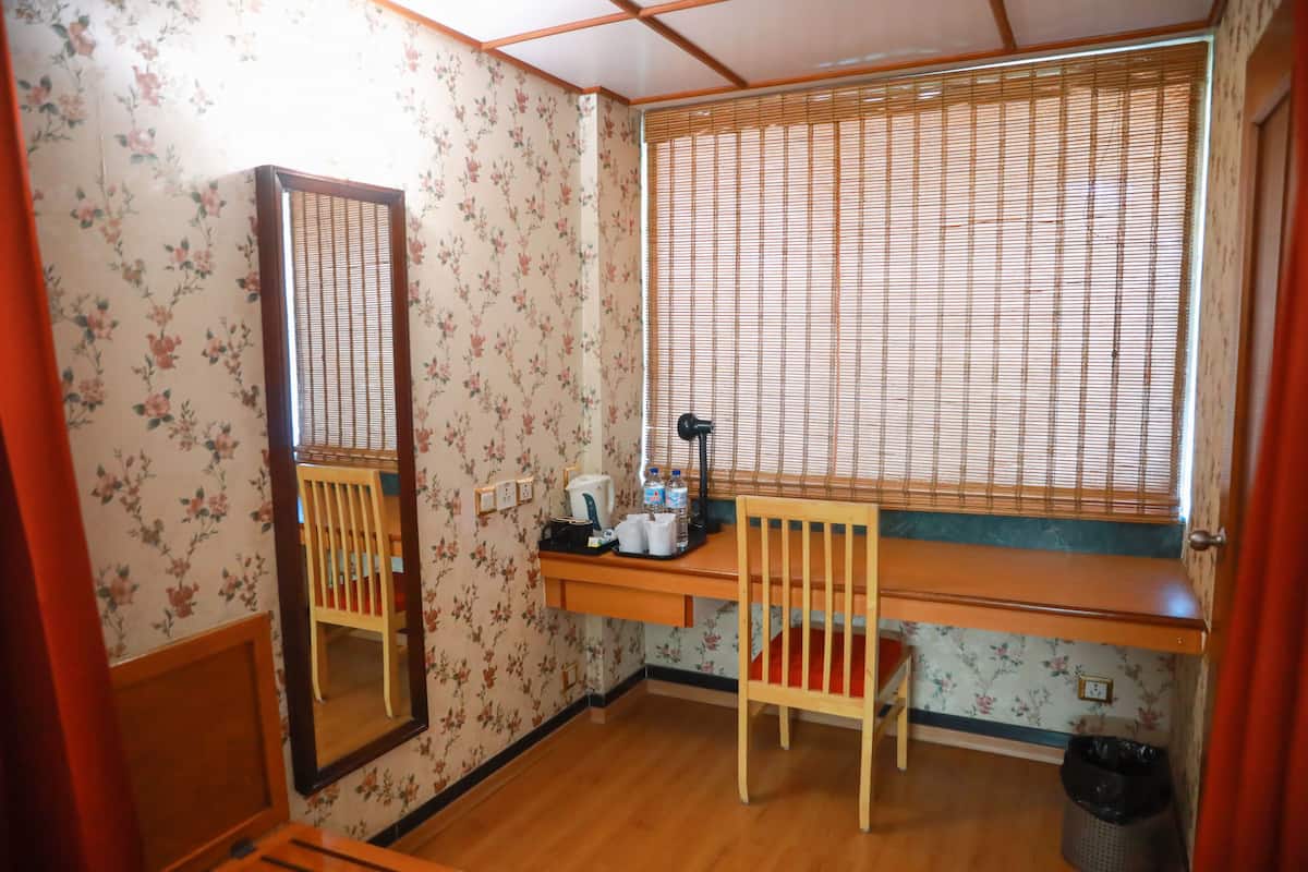 Quarto superior, 1 quarto, banheiro privativo | Opções para refeição no quarto