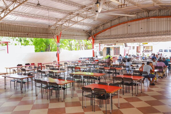 2 Restaurants, Frühstück, Mittagessen, lokale und internationale Küche