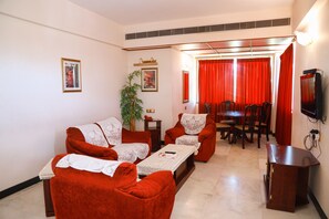 Superior Room, 1 Bedroom, Private Bathroom | Living area