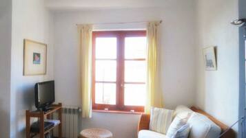 Een televisie, een dvd-speler en boeken