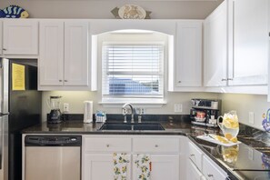 冰箱、微波炉、烤箱、炉灶