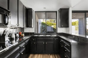 Frigorifero, microonde, forno, piano cottura