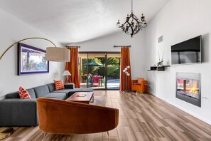 TV, caminetto, studio