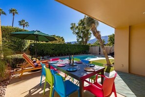 Outdoor dining - Stylish Palm Springs Retreat with Pool (Palm Springs)