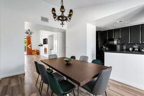Dining - Stylish Palm Springs Retreat with Pool (Palm Springs)