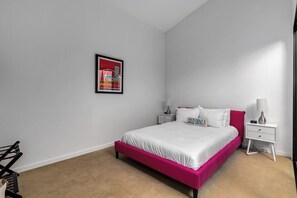 3 bedrooms, iron/ironing board, travel crib, WiFi (free) - Stylish Palm Springs Retreat with Pool (Palm Springs)