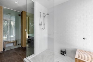 Shower, hair dryer, towels, soap - Stylish Palm Springs Retreat with Pool (Palm Springs)