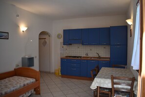 Kühlschrank, Herdplatte, Wasserkocher mit Kaffee-/Teezubehör, Hochstuhl