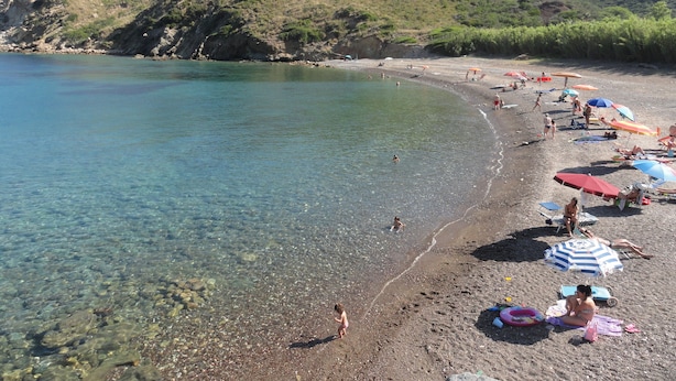 A beach with clear water, people sunbathing, and umbrellas. - 2-Room apartment with terrace overlooking the sea, private parking (Rio)