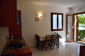 Frigorífico, placa de cocina, cafetera o tetera y trona infantil