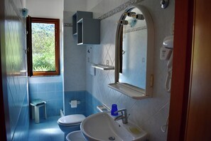 Regadera, secadora de cabello, bidet 