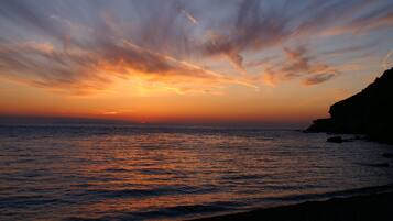 En la playa y camastros