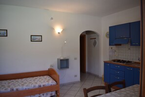 1 dormitori, caixa forta a l'habitació i un bressol de viatge