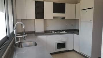 Frigorífico, horno y cafetera o tetera