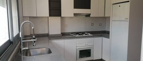 冷蔵庫、オーブン、コーヒー / ティーメーカー