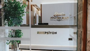 A reception area with a sign reading "Fibahotel ZINCIRLIHAN" and "RESEPSIYON". - Fibar Hotel Zincirlihan (Aydin)