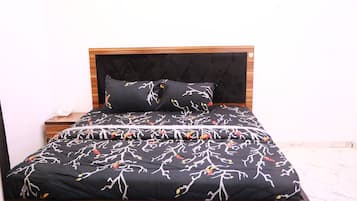 Basic Room | Individually furnished, desk, laptop workspace