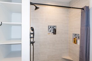 Een douche, een haardroger, handdoeken, zeep