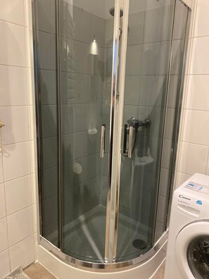 Dusche, Handtücher, Toilettenpapier