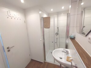 Dusche, Haartrockner, Handtücher, Seife