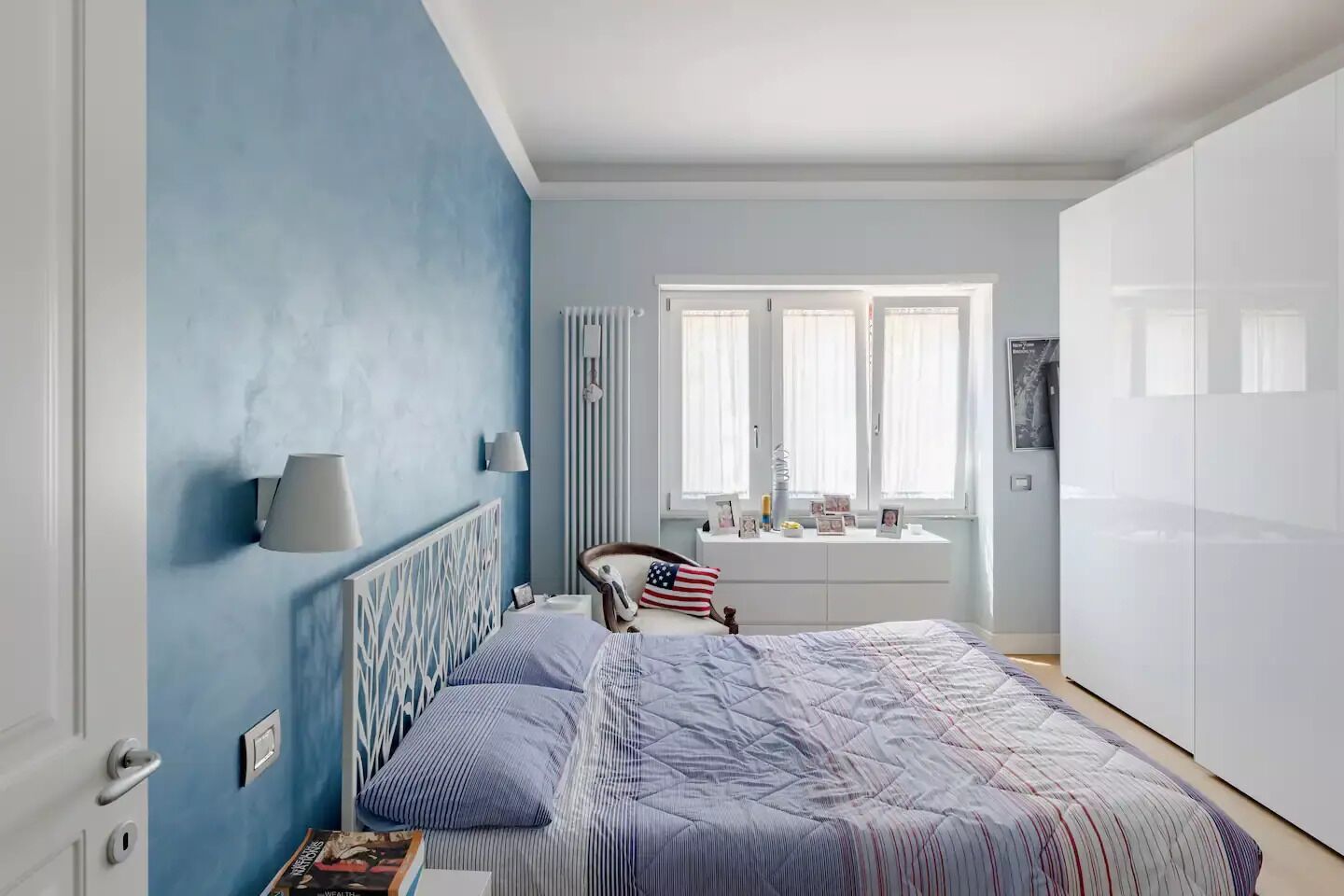 3 camere, una scrivania, ferro/asse da stiro, culla da viaggio