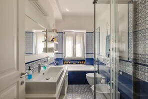 Bathtub, hair dryer, bidet, towels