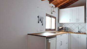 Een koelkast, een magnetron, een kookplaat