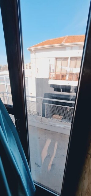 Economy Shared Dormitory, Men only | In-room safe, soundproofing, free WiFi - Bee Hostel Paphos (Paphos)