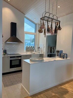 Kjøleskap, mikrobølgeovn, ovn og kokeplater