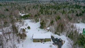 A house surrounded by a snowy forest. - Couples Villa Retreat w/85” Sony HD 8K TV Pool table New Jacuzzi Spa & Game room (Conway)