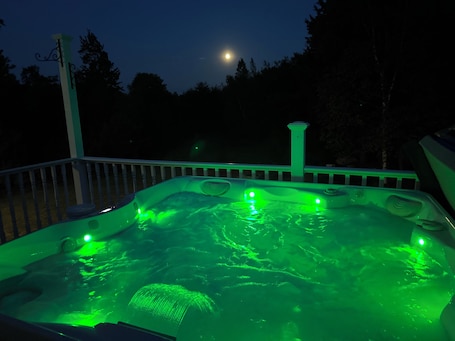 屋外スパ浴槽. Couples Villa Retreat w/85” Sony HD 8K TV Pool table New Jacuzzi Spa & Game room