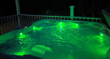 Couples Villa Retreat w/85” Sony HD 8K TV Pool table New Jacuzzi Spa & Game room
