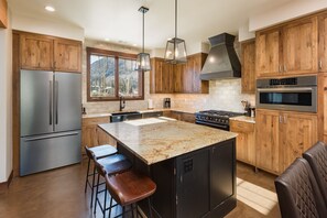 冷蔵庫、電子レンジ、オーブン、コンロ