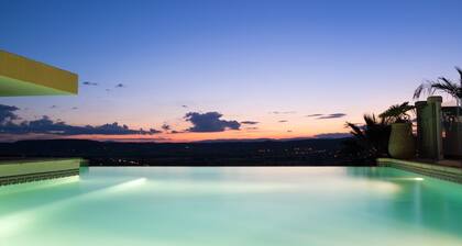 Magnificent Gite with dominant view swimming pool and jacuzzi (L'Olivier)