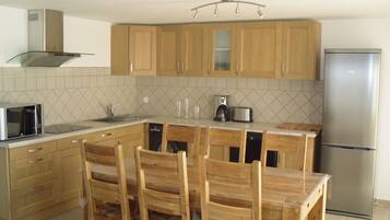 Réfrigérateur, micro-ondes, plaque de cuisson, lave-vaisselle