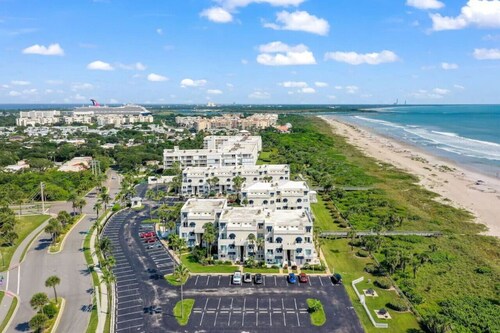 Penthouse Condo, ocean view, steps to the beach