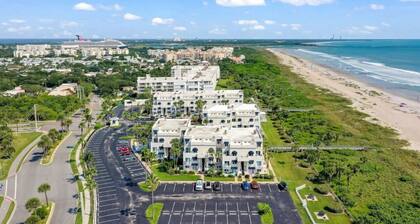 Penthouse Condo, ocean view, steps to the beach