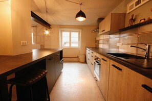 ثلاجة، ميكروويف، فرن، موقد طهي مسطح