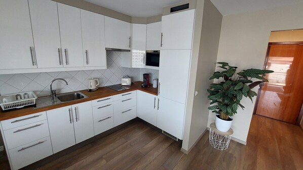 Kylskåp, mikrovågsugn, spishäll och kaffe- och tebryggare