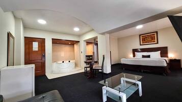 Habitación Deluxe | Escritorio, tabla de planchar con plancha, wifi gratis y ropa de cama