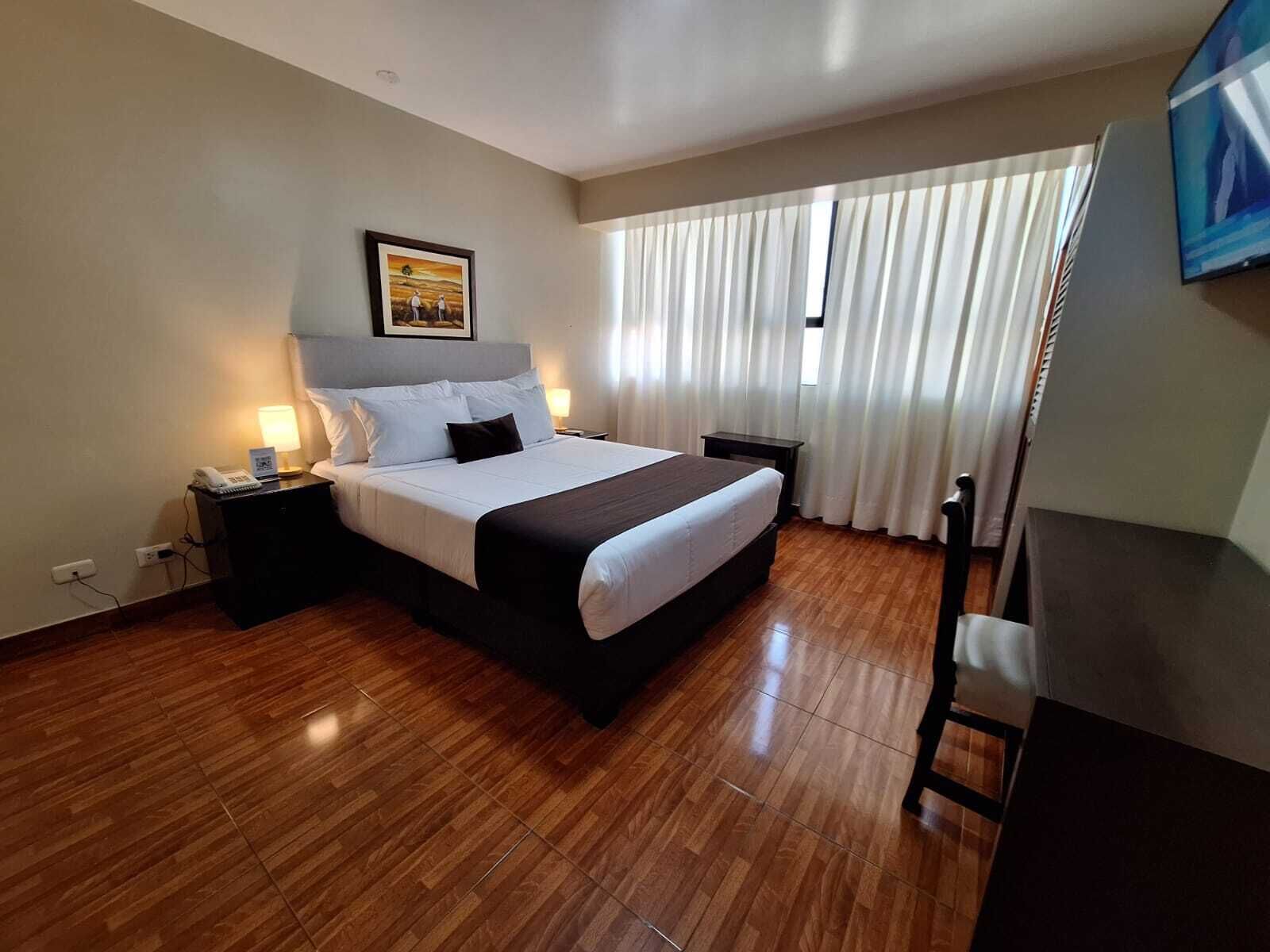 Habitación superior | Tabla de planchar con plancha, wifi gratis, ropa de cama