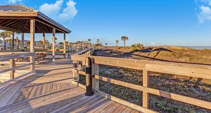 Pelican: Easy access, spacious beach cottage steps to ocean with large private yard
