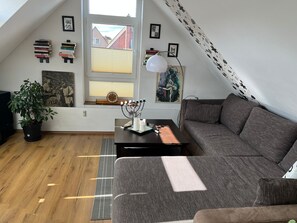 Smart-TV, Bücher, Stereoanlage