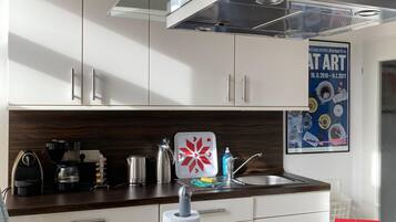 Kühlschrank, Mikrowelle, Herdplatte, Geschirrspüler