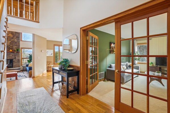 Smart TV, fireplace - Year-round paradise in the center of Canaan Valley. Come join us Hearthside! (Canaan Valley)