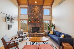 Smart TV, fireplace - Year-round paradise in the center of Canaan Valley. Come join us Hearthside! (Canaan Valley)