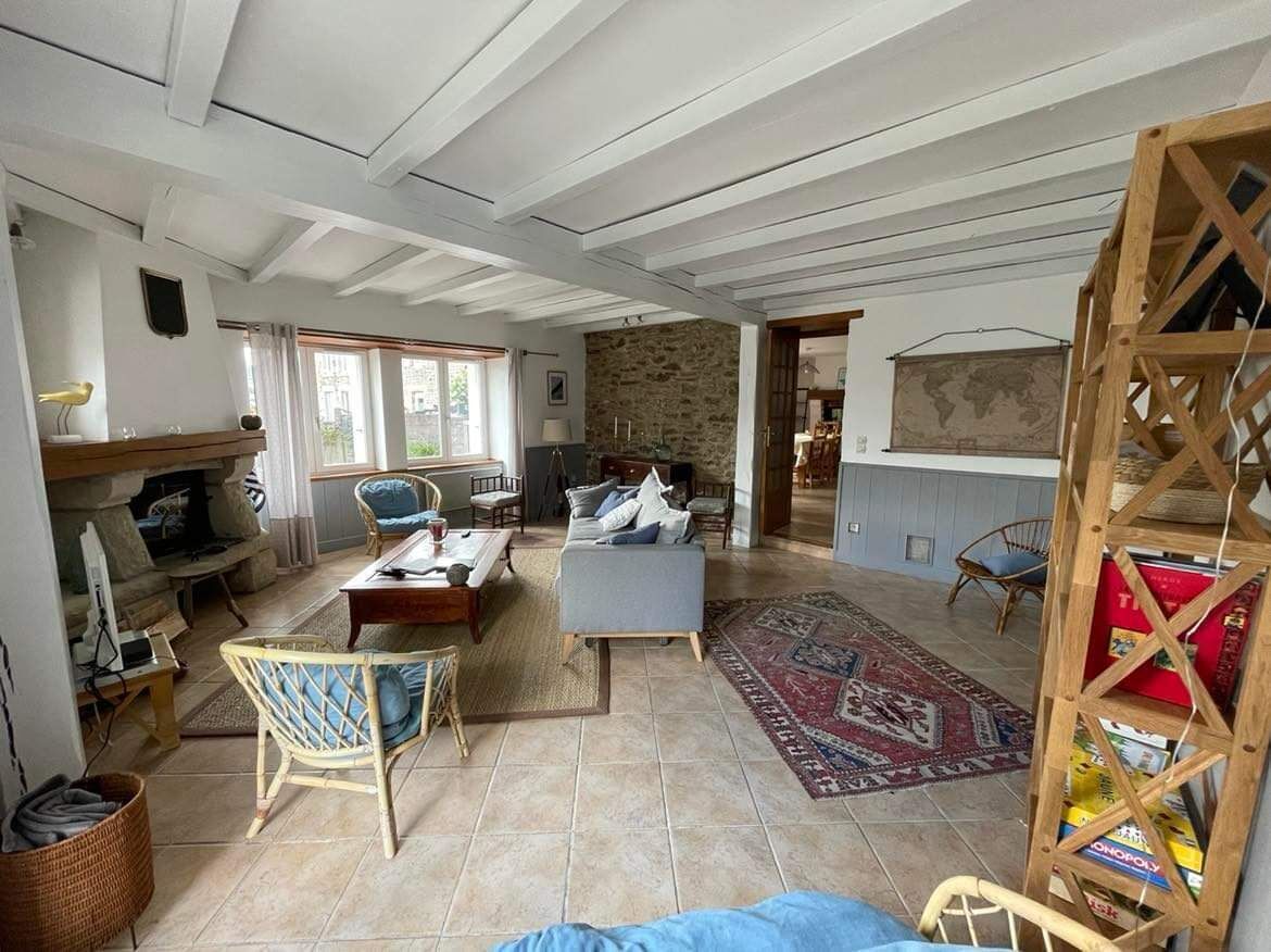 TV, caminetto, lettore DVD, libri