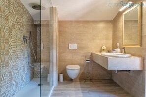 Douche, sèche-cheveux, bidet, serviettes fournies