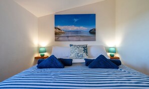 4 chambres, bureau, fer et planche à repasser, lit parapluie